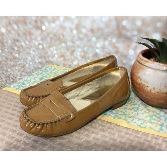 Michael Kors Patent Leather Tan Penny Loafers Size 6 M ~ Cute! 🎀🛍️ - Picture 2 of 12